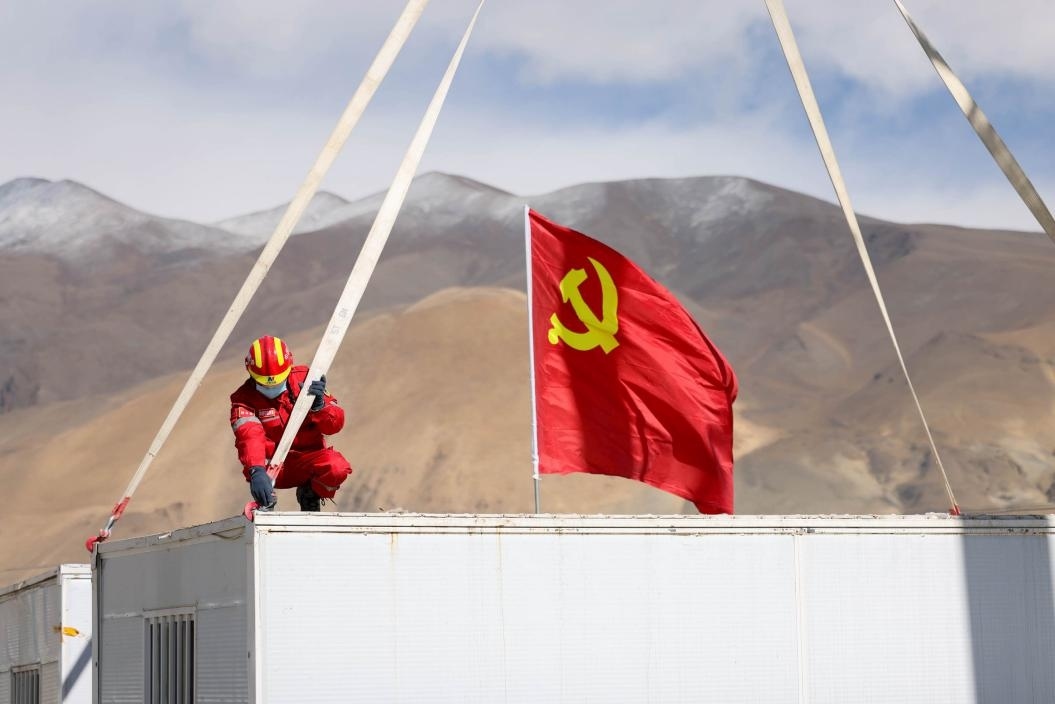 1月13日，定日縣長(zhǎng)所鄉(xiāng)嘎布村安置點(diǎn)，中國(guó)安能三局成都基地支援震區(qū)的黨員突擊隊(duì)隊(duì)員在搭建活動(dòng)板房。人民日?qǐng)?bào)記者張武軍攝