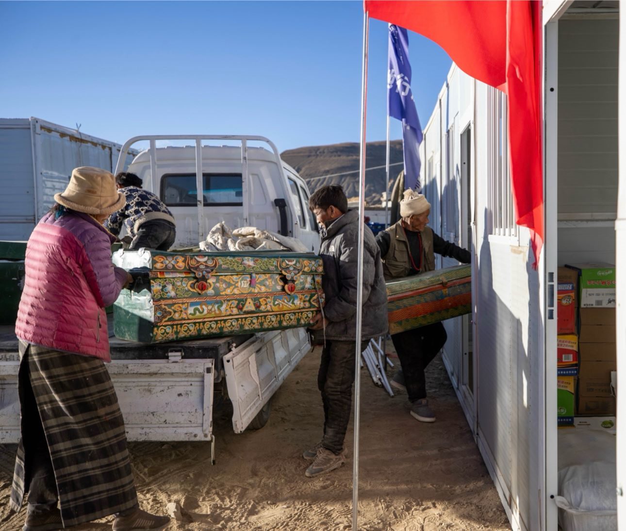 1月11日，西藏定日縣曲洛鄉(xiāng)措昂村，首批入住活動(dòng)板房的村民正在搬運(yùn)物品，為入住做準(zhǔn)備。人民日?qǐng)?bào)記者張武軍攝