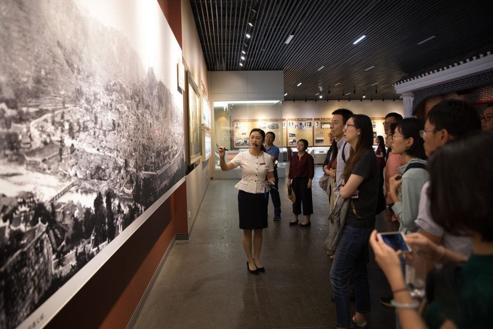 △參觀者在遵義會議紀念館聽取介紹。