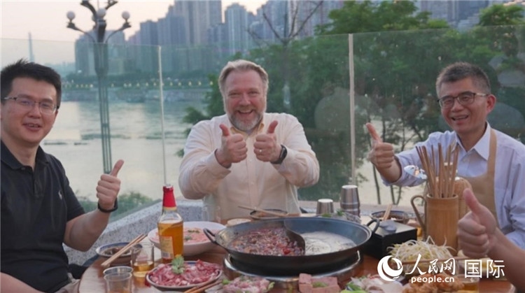 軻寶華和同事在重慶南濱路吃火鍋。人民網(wǎng)記者 蘇纓翔攝