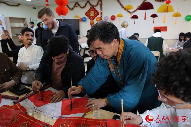 寫福字。人民網(wǎng)伊納斯·易卜拉欣攝