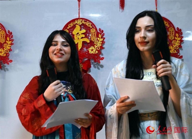 活動由中文系學(xué)生主持。人民網(wǎng)伊納斯·易卜拉欣攝