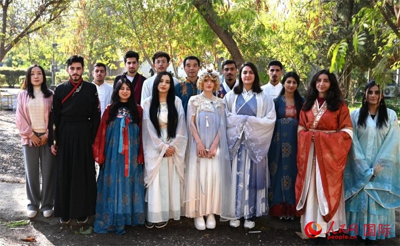 部分參加活動的師生合影。人民網(wǎng)伊納斯·易卜拉欣攝