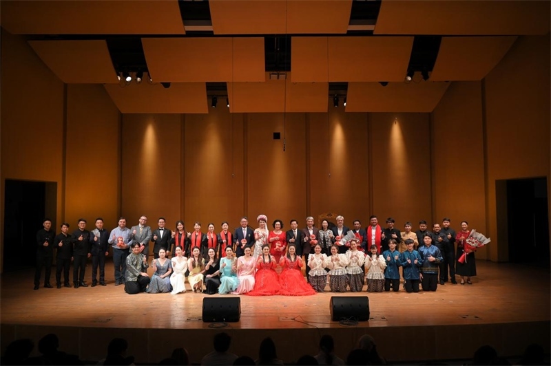 音樂會嘉賓與表演者集體合影?；顒又鬓k方供圖