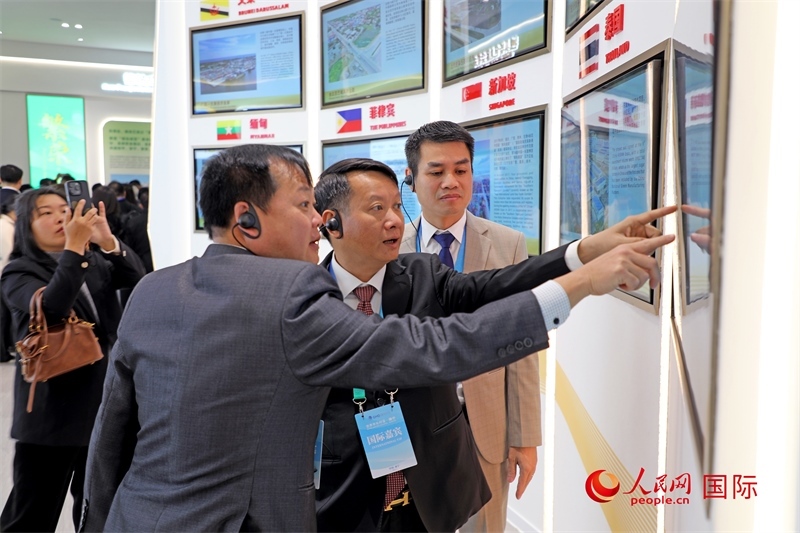 越南參會代表在南寧國際會展中心參觀。人民網記者 趙益普攝