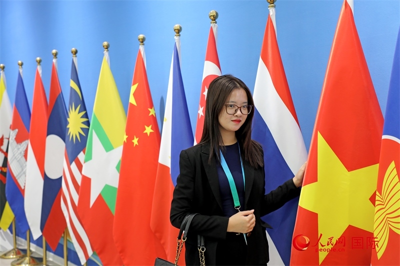 越南芒街市參會代表在南寧國際會展中心參觀。人民網記者 趙益普攝