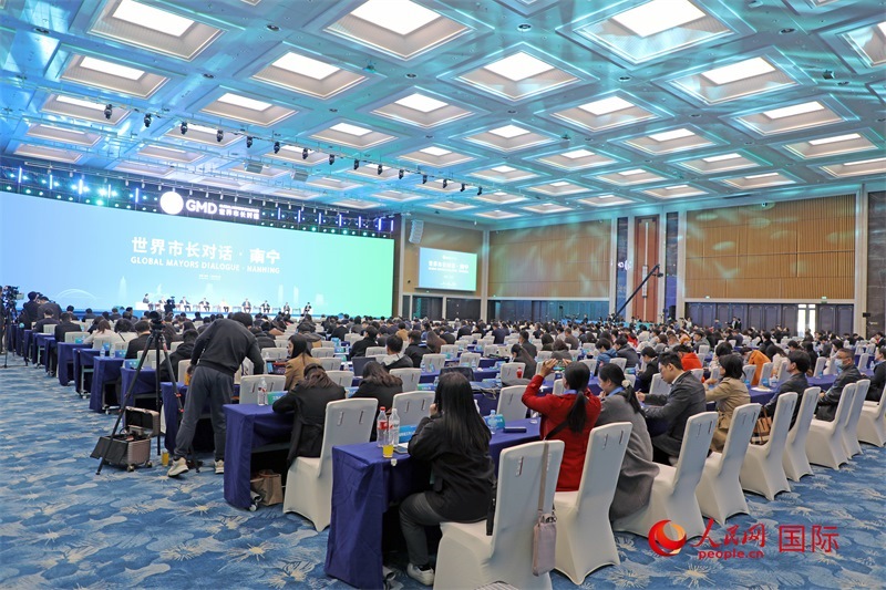 這是1月16日在南寧國際會展中心拍攝的“世界市長對話·南寧”活動現(xiàn)場。人民網記者 趙益普攝