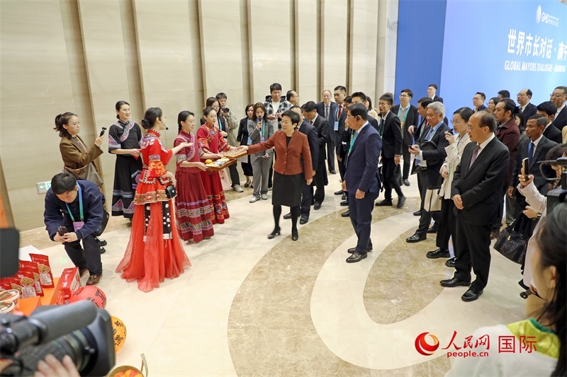 東盟國家市長聽取南寧特色茉莉花茶的講解。人民網記者 趙益普攝