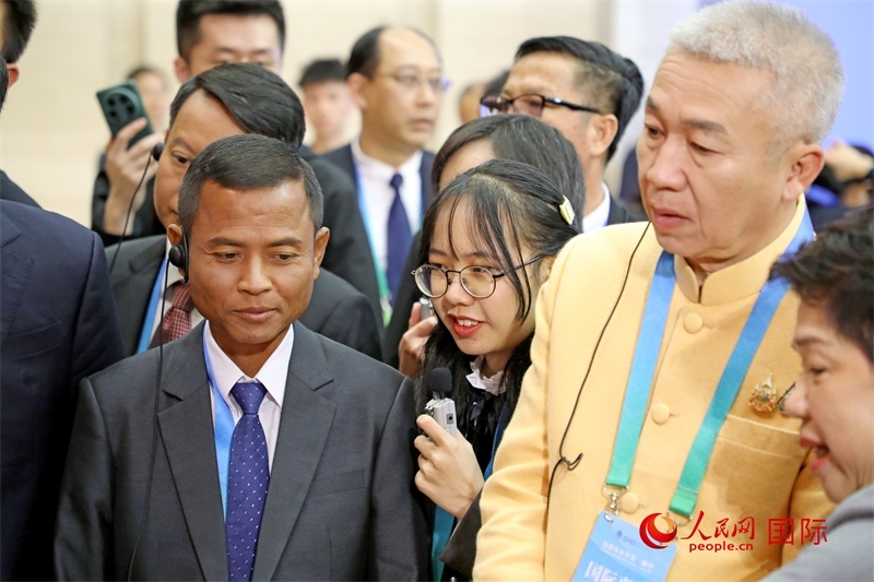 東盟國家市長在觀看、體驗南寧非遺展示。人民網記者 趙益普攝