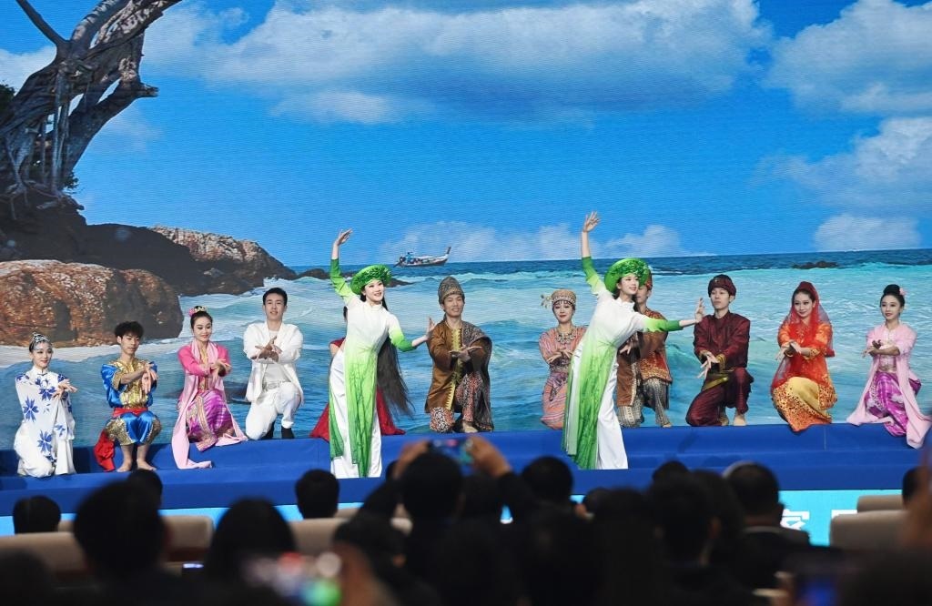 這是1月16日，在南寧國際會展中心，演員在“世界市長對話·南寧”活動間隙表演節(jié)目。新華社記者 陸波岸 攝