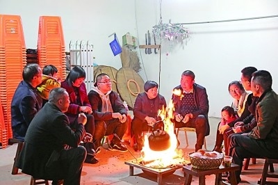 為討論蜜梨產(chǎn)業(yè)發(fā)展事宜，鸕鳥鎮(zhèn)開展“圍爐夜話”。資料圖片