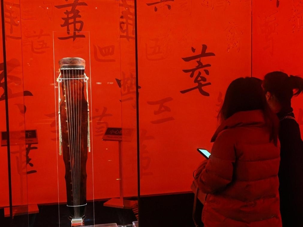 近日，在浙江省博物館之江館區(qū)，故宮博物館收藏的唐“大圣遺音”琴在“‘故宮·茶世界’觀茶——茶文化精品展”展出。新華社記者 馮源 攝
