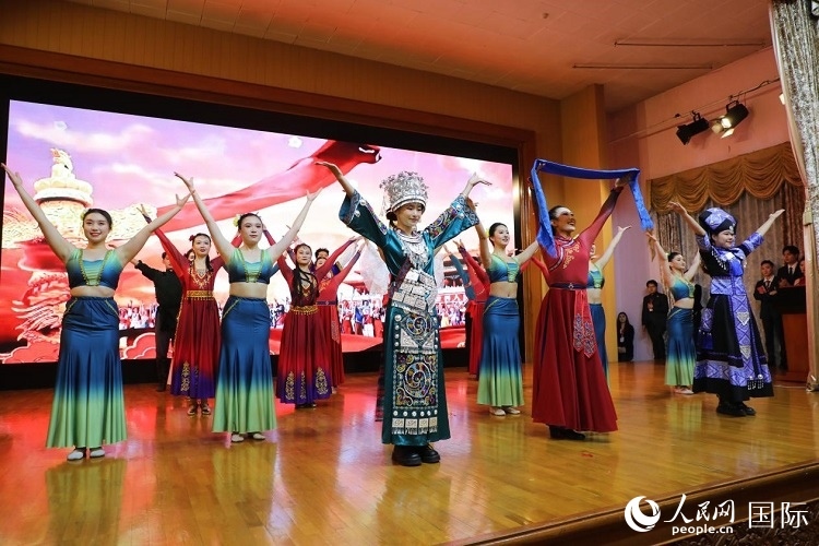 留俄學(xué)生進(jìn)行民族舞表演。人民網(wǎng)記者 隋鑫攝