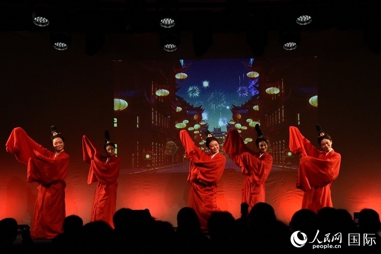 舞蹈《金蛇狂舞》。人民網(wǎng)記者 殷淼攝