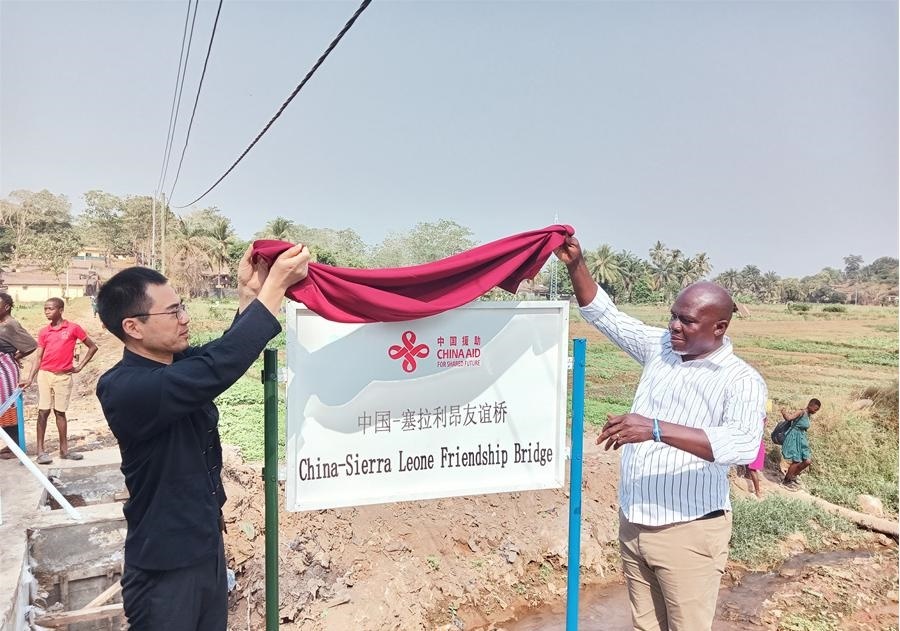 中國駐塞拉利昂大使王擎（左）和博城市市長穆薩（右）為中國—塞拉利昂友誼橋揭牌。中國援塞農(nóng)業(yè)專家組供圖