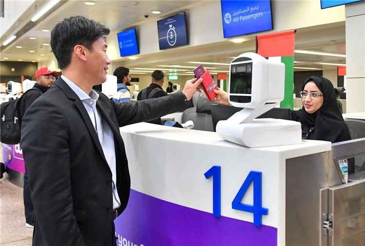 1月22日，迪拜免稅店聯(lián)合迪拜移民局向入境中國(guó)旅客贈(zèng)送新年賀禮。迪拜移民局供圖