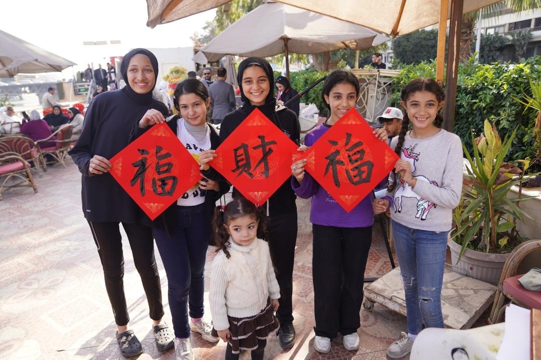 埃及民眾參與中國(guó)文化體驗(yàn)活動(dòng)。開羅中國(guó)文化中心供圖