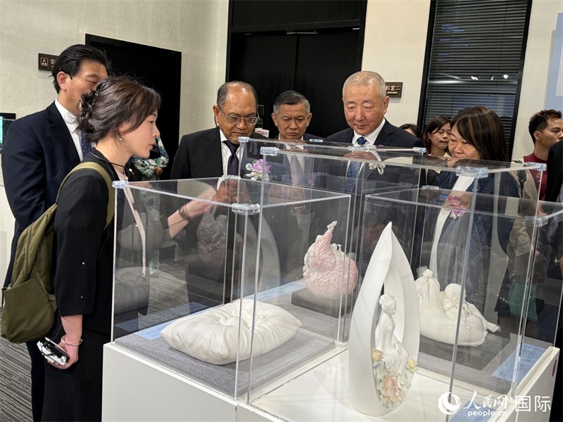 嘉賓在參觀展覽。 人民網(wǎng)記者 章念生攝