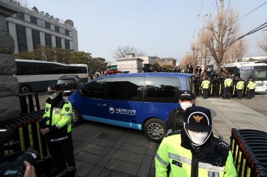 1月21日，尹錫悅乘坐的車輛進(jìn)入韓國首爾的憲法法院。新華社記者姚琪琳攝