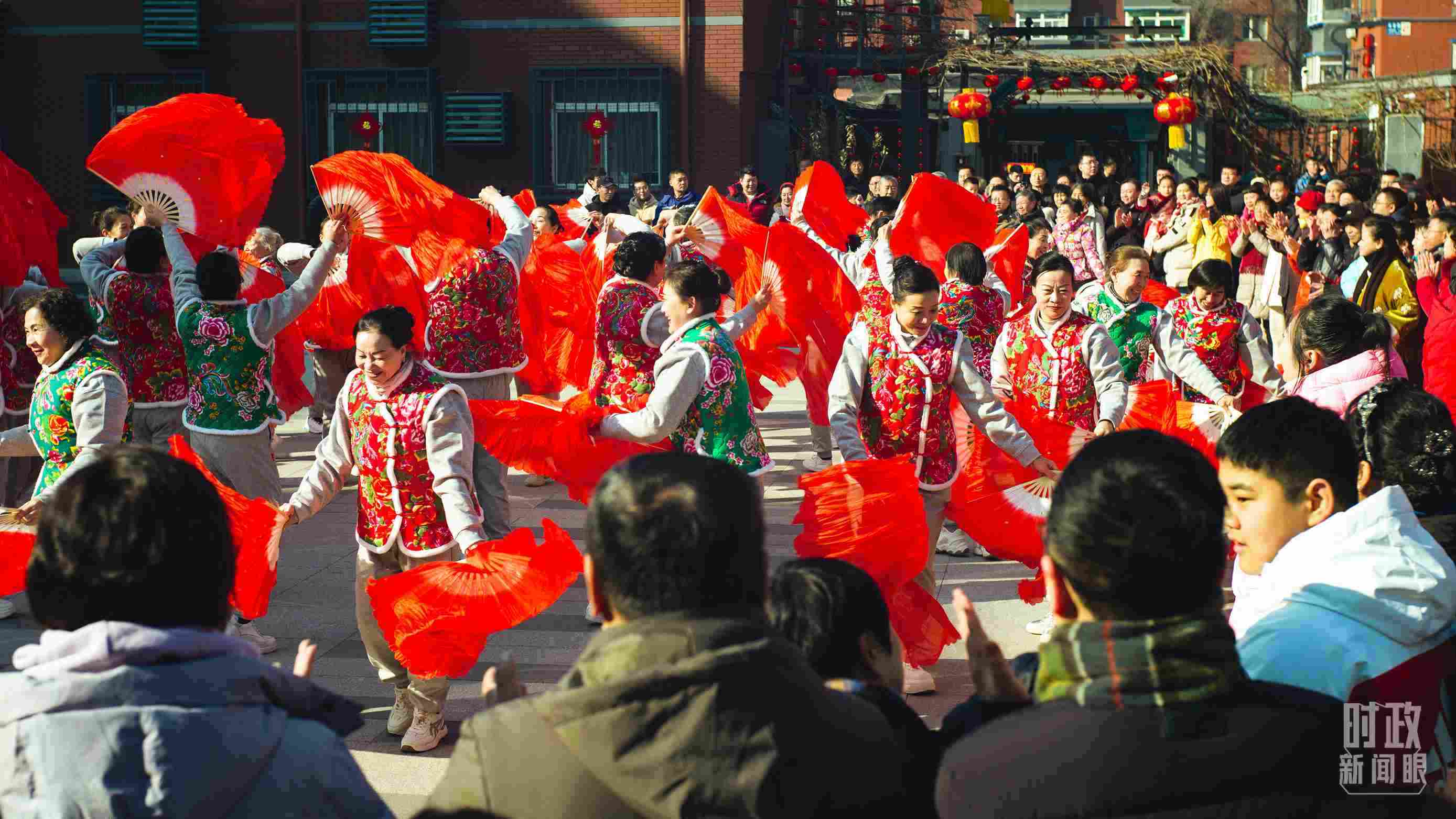 長安小區(qū)文化廣場上，居民們扭起歡快的秧歌。（總臺央視記者彭漢明拍攝）