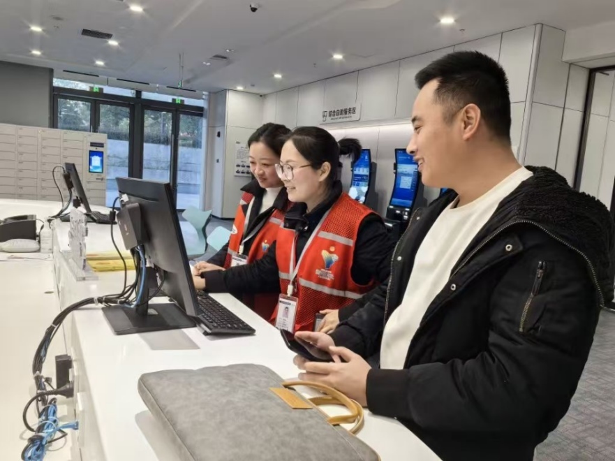 工作人員幫助企業(yè)辦理遷移申請(qǐng)網(wǎng)上填報(bào)。圖片來(lái)源:浙江衢州市市場(chǎng)監(jiān)督管理局