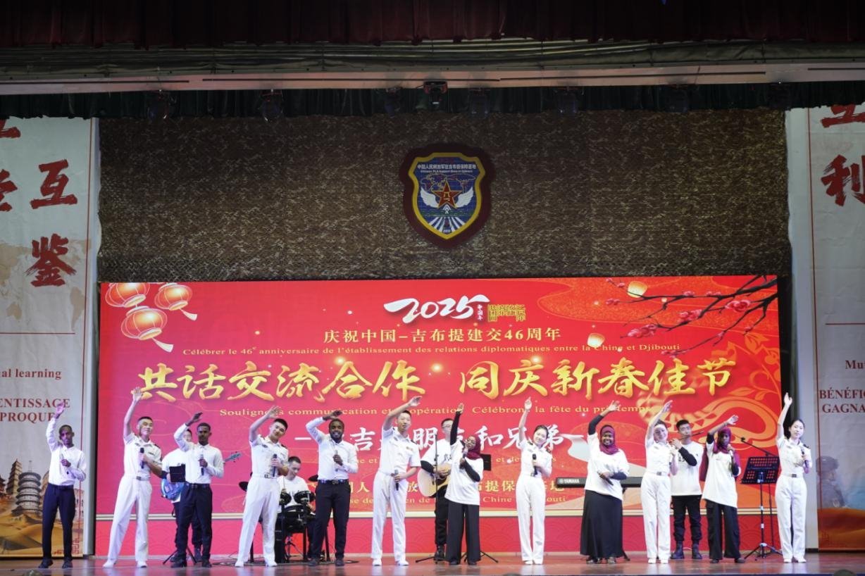 中吉兩國(guó)嘉賓合唱《友誼地久天長(zhǎng)》。主辦方供圖