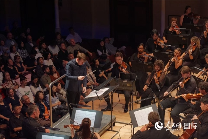 奧克蘭市政廳《空?！方豁懬莩霈F(xiàn)場(chǎng)。張波若攝