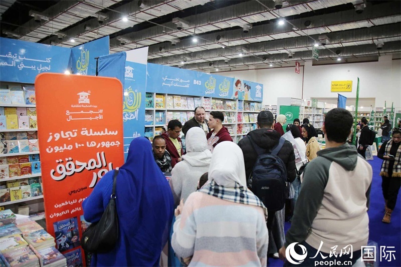 觀眾參觀書(shū)展展臺(tái)。人民網(wǎng)記者 黃培昭攝