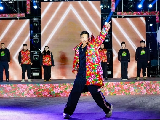 健身教練劉畊宏耐心帶領(lǐng)現(xiàn)場(chǎng)以及線上的朋友們進(jìn)行熱身。人民網(wǎng)記者 許維娜攝