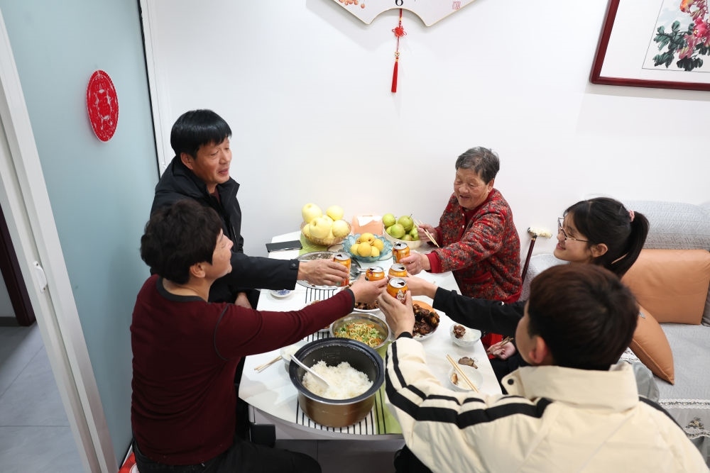 2025年1月22日，遼寧省葫蘆島市綏中縣祝家溝村村民朱西存一家在新房里。新華社記者姚劍鋒 攝