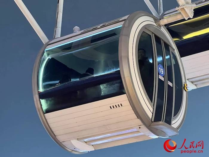 安裝了四要素微型氣象站的摩天輪轎廂。人民網(wǎng) 高清揚攝