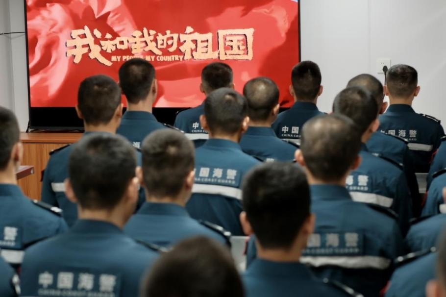 1月25日，中國海警海鷗艦組織艦上執(zhí)法員觀看紅色電影。