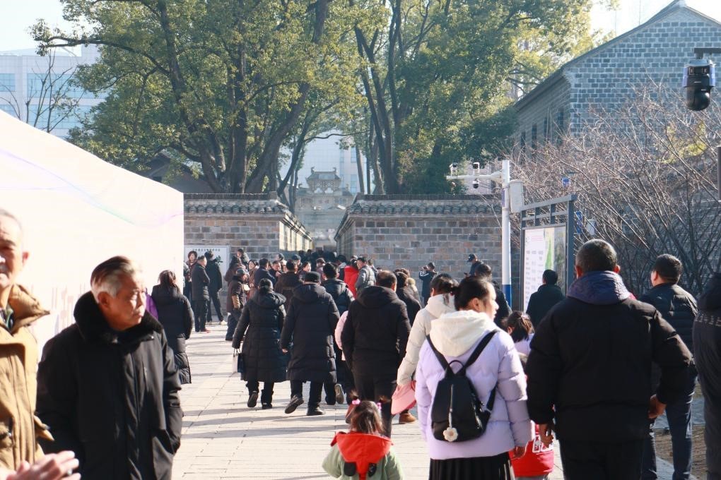 1月29日，游客在安徽省桐城市的六尺巷游覽。新華社記者 許諾 攝