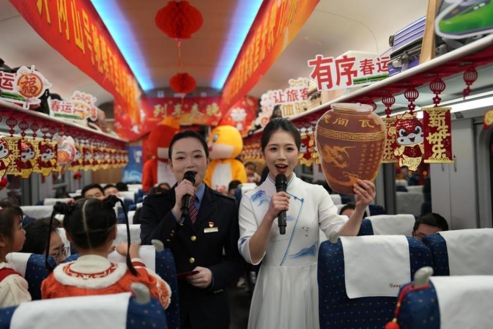 列車乘務(wù)員向旅客介紹江西美食——瓦罐湯。人民網(wǎng) 歐陽(yáng)易佳攝