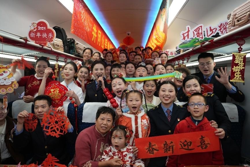 全體演職人員與旅客大合影。人民網(wǎng) 歐陽(yáng)易佳攝