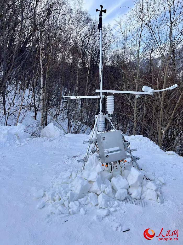 設置在賽道附近的便攜式自動氣象站。人民網(wǎng) 高清揚攝