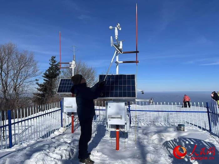 工作人員正在對氣象設備進行日常維護。人民網(wǎng) 高清揚攝