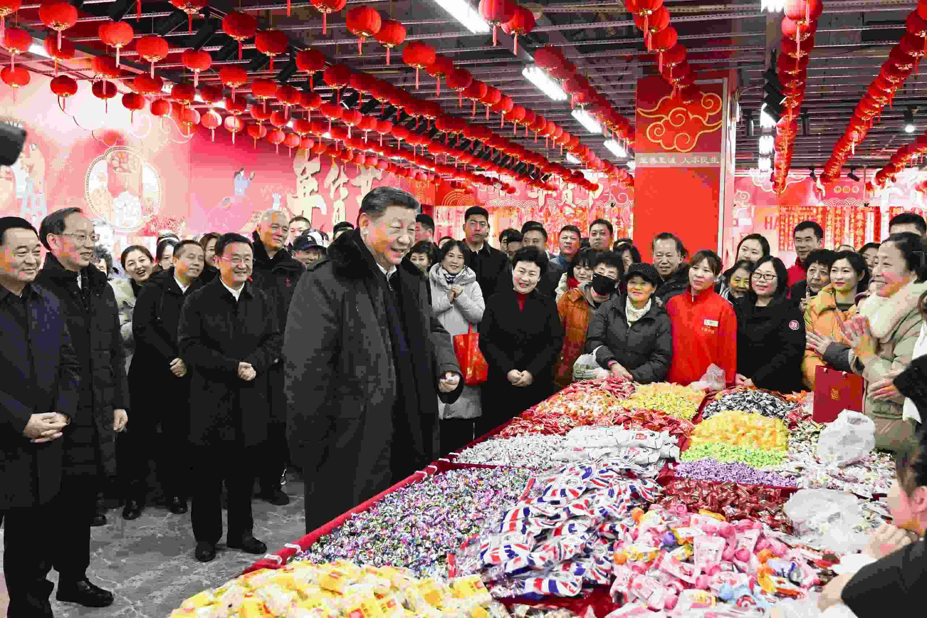 2025年1月23日，習近平總書記在遼寧沈陽大東副食品商場考察時，同店主和顧客親切交流，向大家致以新春祝福。