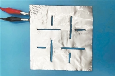 帶有矩形孔的袋式電池。圖片來(lái)源:英國(guó)《新科學(xué)家》雜志網(wǎng)站