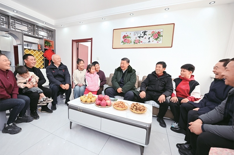2025年1月22日至24日，中共中央總書記、國家主席、中央軍委主席習近平冒著嚴寒來到遼寧，看望慰問基層干部群眾。這是22日下午，習近平在葫蘆島市綏中縣明水滿族鄉(xiāng)祝家溝村考察時，同村民王寶維一家圍坐一起拉家常。 新華社記者 謝環(huán)馳/攝