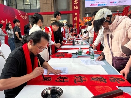 活動(dòng)現(xiàn)場(chǎng)贈(zèng)送春聯(lián)和福字。人民網(wǎng) 陳葉欣攝