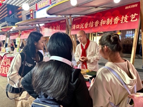 魏希望在非遺集市上介紹沉香。人民網(wǎng) 陳葉欣攝