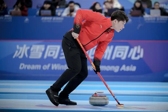 2月4日，中國隊選手王智宇在比賽中擦冰。新華社記者 江漢 攝