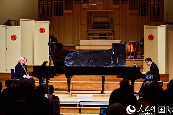 英國皇家音樂學院教授朱利安-雅格布森和旅英鋼琴家李勁峰演奏《黃河鋼琴協(xié)奏曲》。楊浩鵬攝