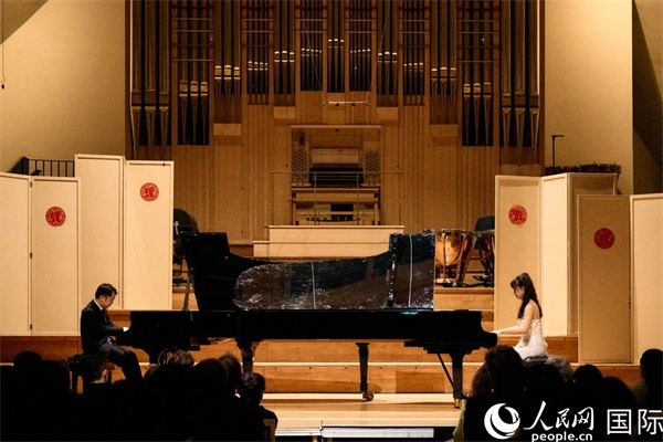 旅英鋼琴家李勁峰和郭鑫弈雙鋼琴“斗琴”。楊浩鵬攝