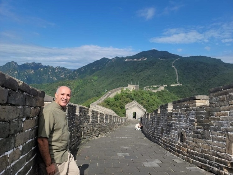 瓦里夫·庫(kù)邁哈在游覽長(zhǎng)城時(shí)留影。受訪者供圖