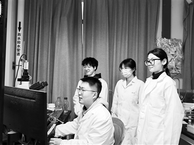 西安交通大學(xué)教授王昌河團(tuán)隊在進(jìn)行多巴胺分泌電化學(xué)檢測。受訪者供圖