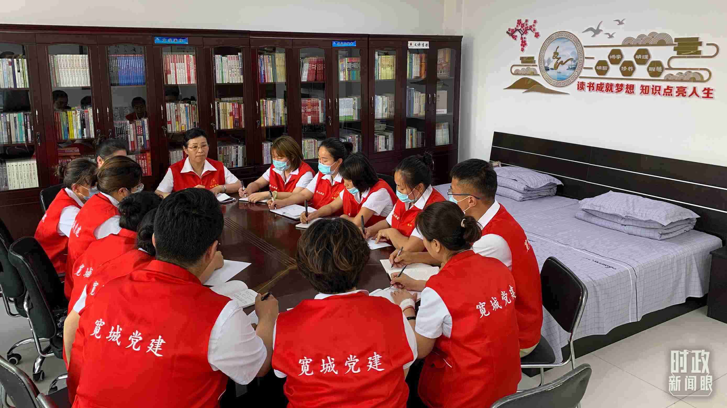 △吉林長(zhǎng)春，長(zhǎng)山花園社區(qū)黨建討論會(huì)。（總臺(tái)央視記者趙化拍攝）