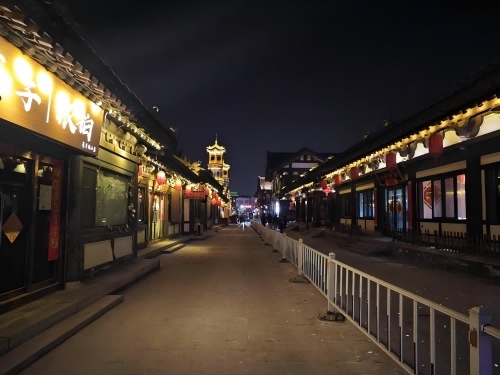 道歉公告發(fā)布后，夜晚10時的古城。人民網記者 黃鈺攝