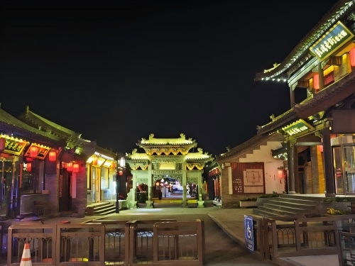 道歉公告發(fā)布后，凌晨5時的古城。人民網記者 黃鈺攝